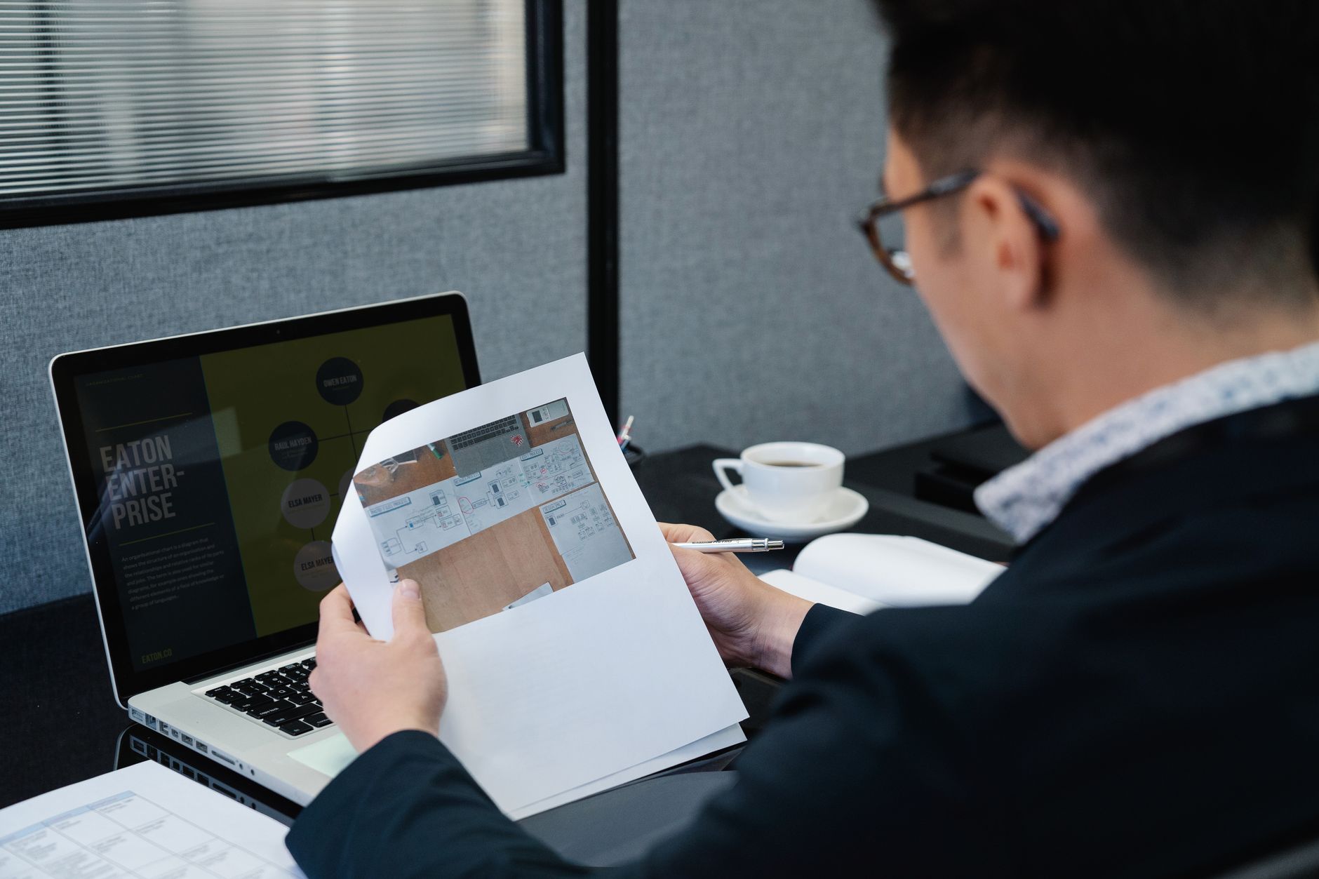 Doanh nghiệp xem xét nội dung và trải nghiệm trên website